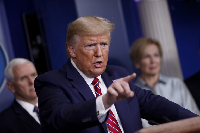 Trump cere unei instanţei numirea unui expert independent care să examineze documentele confiscate de FBI
