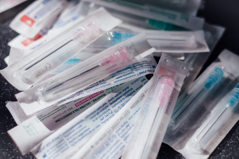 Marea Britanie a inițiat producția unui vaccin, chiar dacă acesta nu și-a dovedit încă eficacitatea. Acest lucru atrage anumite pericole