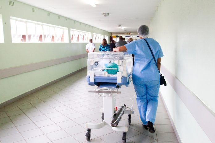 Raport OMS: Planeta duce lipsă de circa 6 milioane de asistenţi medicali. Un „obicei” al țărilor înstărite creează probleme