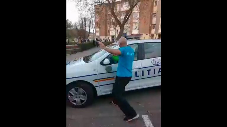 VIDEO | Incidente violente în Hunedoara. Polițiști loviți după ce au vrut să rețină un bărbat fără declarație