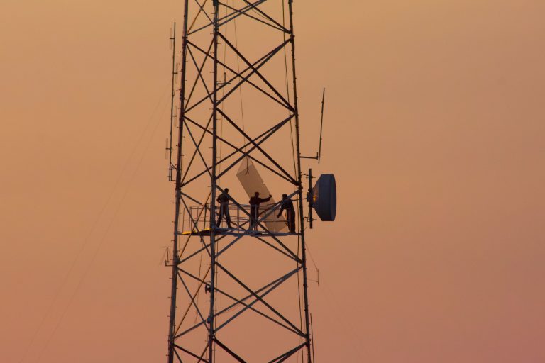 Teoria conspirației își face efectul: Antene 5G au fost incendiate în Marea Britanie, din cauza informațiilor că răspândesc COVID-19
