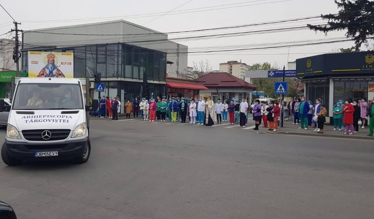 Managerul Spitalului Târgovişte, amendat, după ce zeci de cadre medicale au ieşit în stradă să se închine la moaştele Sfântului Nifon