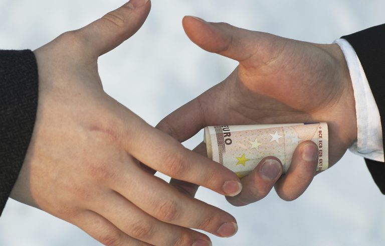Mită de 200.000 de euro oferită de un om de afaceri unui director Romgaz