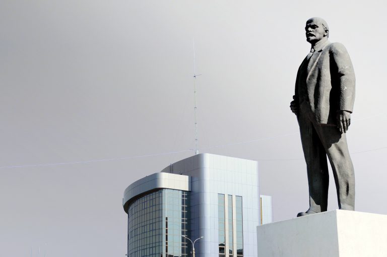 Ministrul Apărării din Rusia vrea ca țările care își demontează monumentele sovietice să răspundă penal