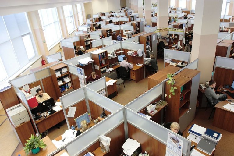 Un studiu arată răspândirea „alarmantă” a coronavirusului în birourile open space