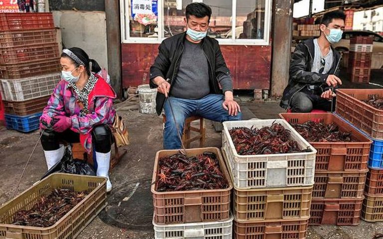 Piețele de stradă din Wuhan au fost redeschise. La difuzoare se proclamă “victoria” ţării împotriva coronavirusului
