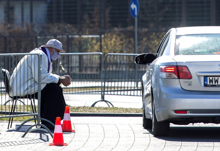 În Polonia, înainte de Paştele catolic, oamenii se spovedesc în mașini, ca la drive-in