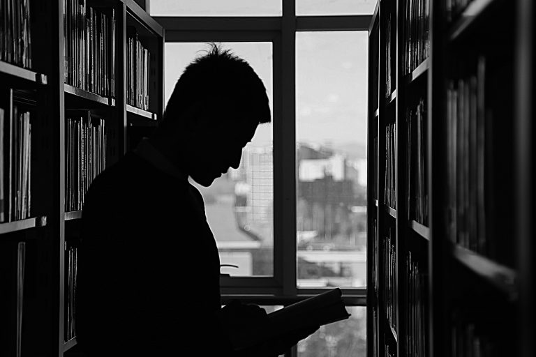 Viață de cămin în Franța: gândaci, ploșnițe, igrasie. Student: E cumplit să stai așa în izolare