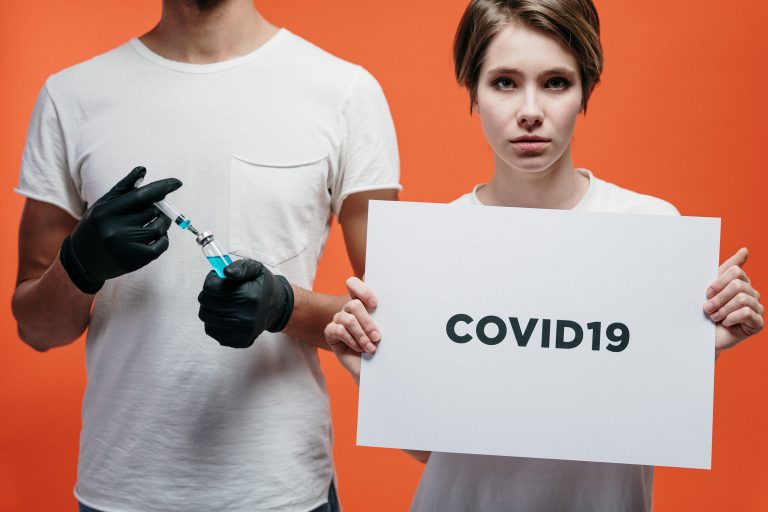 O fetiţă infectată cu coronavirus a insistat să fie internată în spital pentru a-și proteja mama bolnavă