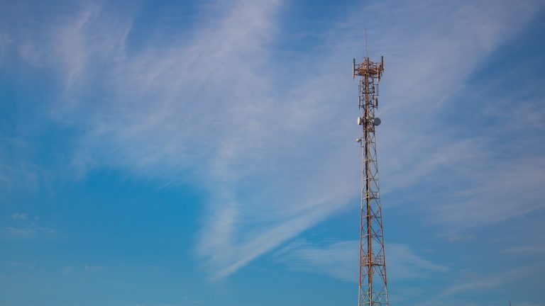 Teoria conspirației turează la capacitate maximă. Continuă atacurile asupra antenelor 5G în Marea Britanie