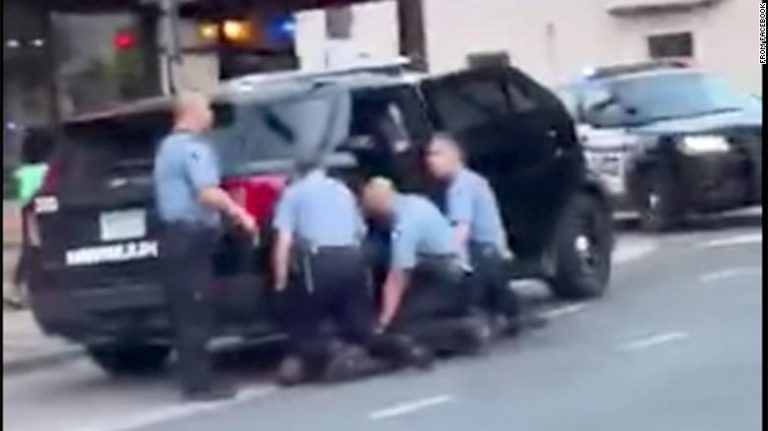 VIDEO | O nouă înregistrare arată cum ofițerii se luptă cu George Floyd pe bancheta din spate a mașinii de poliție
