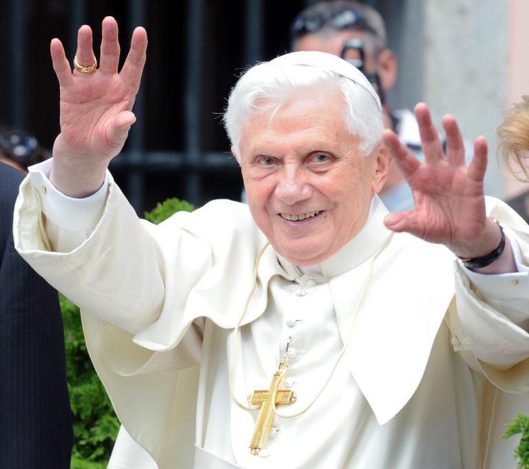 Fostul papă Benedict al XVI-lea: Societatea modernă este pe cale „să dezvolte un crez anti-creştin”