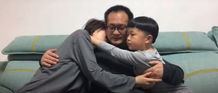 VIDEO | Moment rar: un disident chinez se întâlnește acasă cu copilul și soția, după patru ani de pușcărie