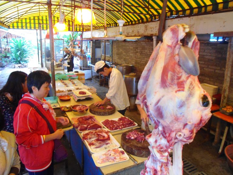 „Ne paște o penurie de carne”. Cum poate forța pandemia tranziția spre friptura sintetică sau din plante