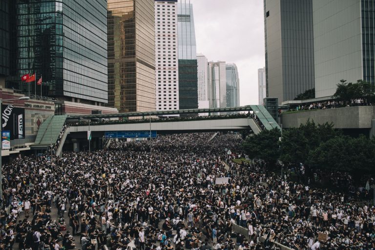 VIDEO | O mare de oameni a luat cu asalt străzile Hong Kongului. Arestări în masă, șeful securității avertizează privind „terorismul în creștere”