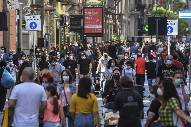 Plaje din mai multe regiuni italiene, înțesate de oameni. Măsurile de precauție, tot mai greu de respectat