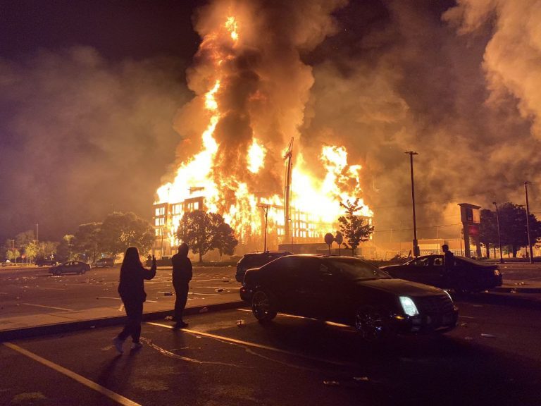 VIDEO | Atmosferă de război civil în Minneapolis: Un comisariat, incendiat în a treia noapte de confruntări cu poliţia după uciderea lui Gorge Floyd