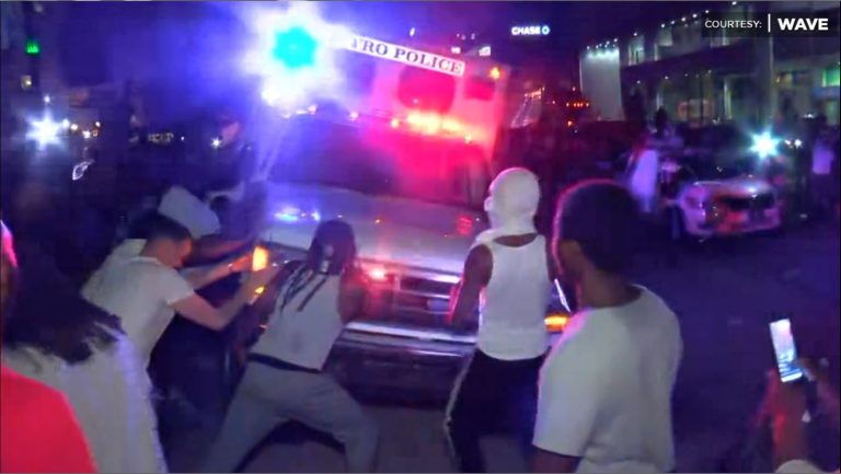 VIDEO | Violențele din SUA se extind: Furie pe străzile din Louisville, în paralel cu rebeliunea urbană din Minneapolis