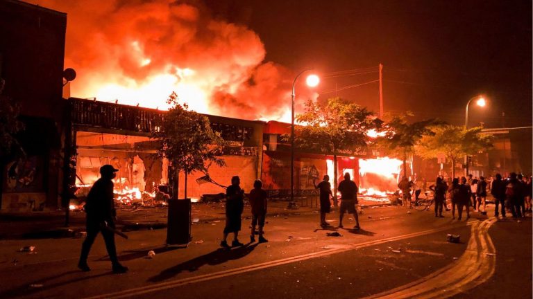 VIDEO | Cele șapte minute de filmare care au incendiat America. Cazul Floyd dezgroapă fantomele rasismului și aruncă SUA în haos