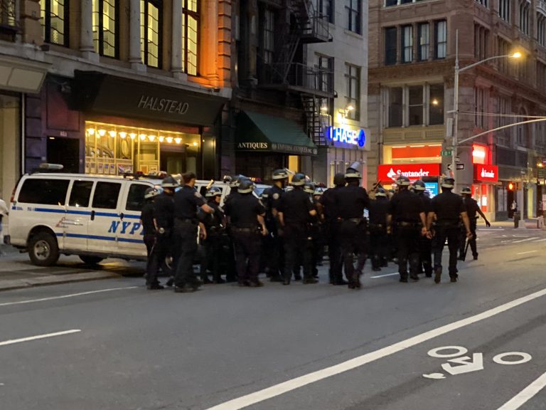 Cazul George Floyd escaladează: Stare de asediu în Minneapolis, anchetă la New York după ce două maşini de poliţie intră în mulţime