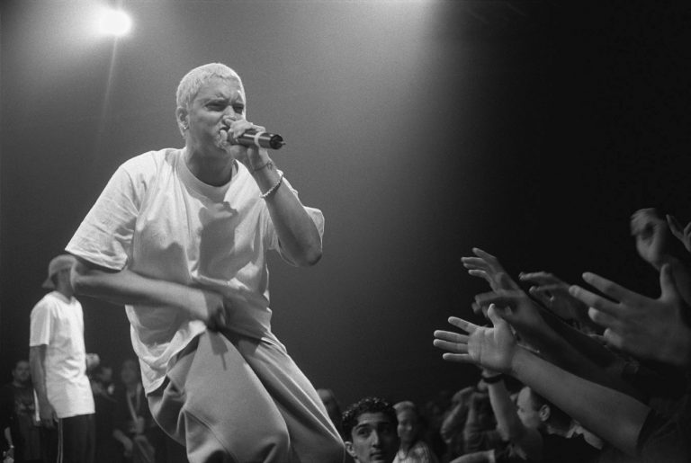 Eminem şi-a pus numărul de telefon pe Twitter: Scrieţi-mi un mesaj şi vă răspund