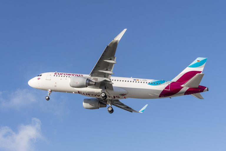 Prima aeronavă care a zburat spre Italia după relaxare s-a întors înapoi pentru că aeroportul era închis. Unde s-a întâmplat