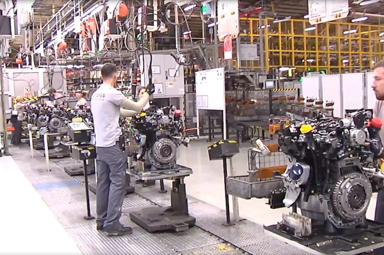 Renault prelungeşte opririle parţiale ale producţiei la trei fabrici până la sfârşitul anului, din cauza deficitului de cipuri