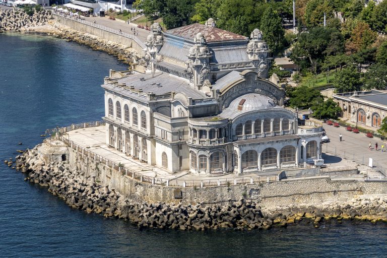 Mesaj de la deținuții politici, găsit în zidurile Cazinoului din Constanța. „Au fost aduşi aici parcă spre exterminare. Mulţi nu cântăreau mai mult de 40 de kilograme”