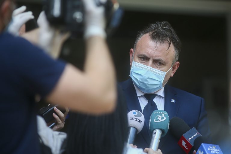 Face masks are mandatory in  Romania and it’s not the moment to take them off, health minister says