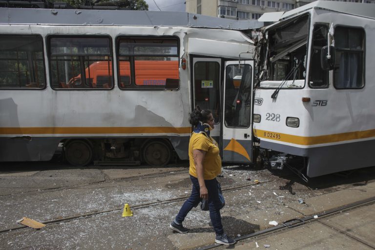 Accident grav în București: Două tramvaie s-au ciocnit, există persoane rănite