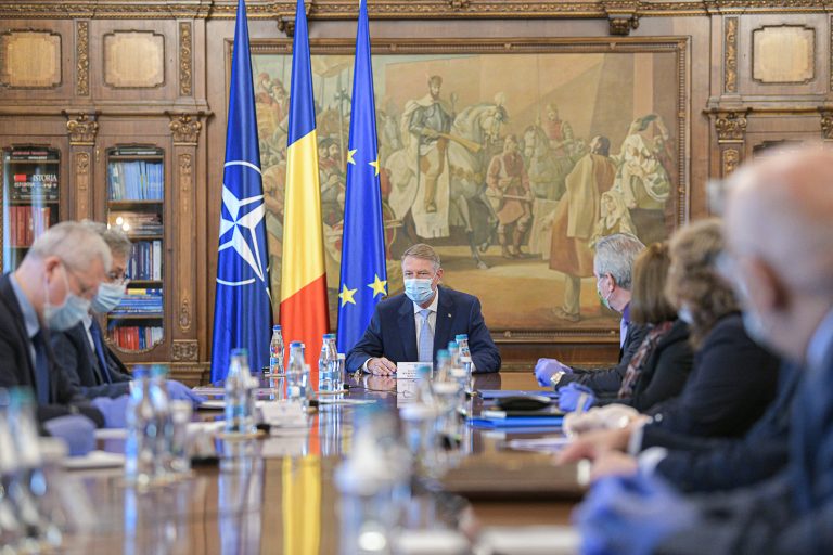 Iohannis: Nu e momentul să ne relaxăm prea mult. Din 15 mai, e obligatorie masca, nu și statul acasă. Dispare declarația, în  localitate