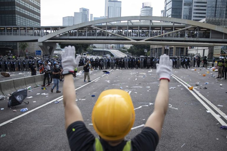 Comunismul se instaurează în Hong Kong. Principalele organizații pro-democrație anunță încetarea activității: Orașul intră în era domniei terorii