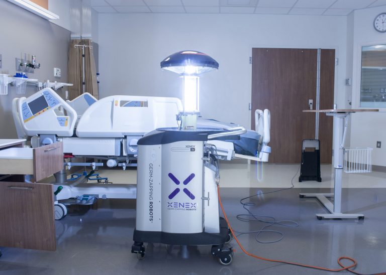 VIDEO | Xenex Germ-Zapping, formidabilul robot care ucide coronavirusul din câteva lovituri cu raze UV, atrage atenţia studiourilor de la Hollywood