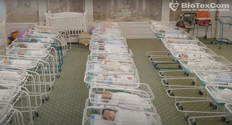 VIDEO. Scene răvășitoare din clinicile de mame-surogat din Ucraina. Sute de nou-născuți au rămas blocați „pe stoc” din cauza pandemiei