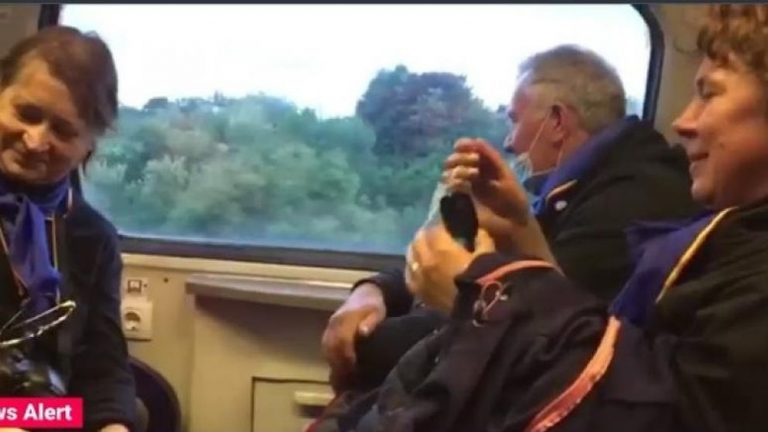Vagoane ticsite și pasageri fără mască de protecție, într-un tren de pe ruta Brașov-București. Reacția CFR
