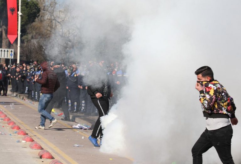 Soţia unui preşedinte, reţinută pentru participarea la un protest în capitala țării