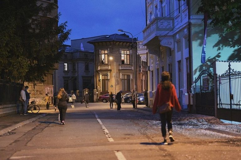 VIDEO | Moment muzical în Cartierul Armenesc, organizat de ARCEN, a fost distrus de poliție. „Nu suntem în Italia!” Reacția locuitorilor