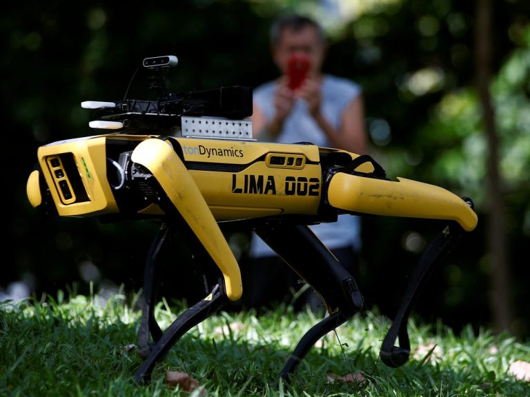 Câinii-roboți le spun oamenilor din Singapore cum să păstreze distanțarea socială