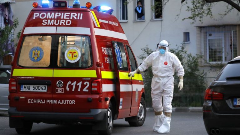 Femeie luată cu ambulanța după ce a tușit spre polițiști în timpul unui control și a spus că are COVID