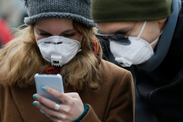 Țările care urmăresc telefoanele cetățenilor pentru a combate pandemia de coronavirus