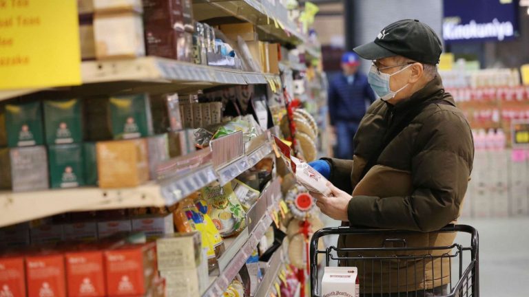 Speriați de carantină, constănțenii s-au înghesuit să cumpere mălai, făină și conserve