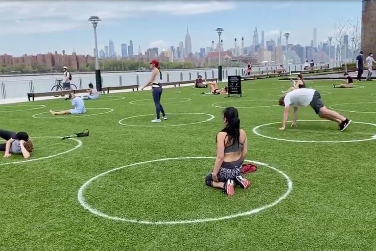 VIDEO | Marcaje pe gazon într-un parc din New York, pentru ca oamenii să poată păstra distanțarea fizică