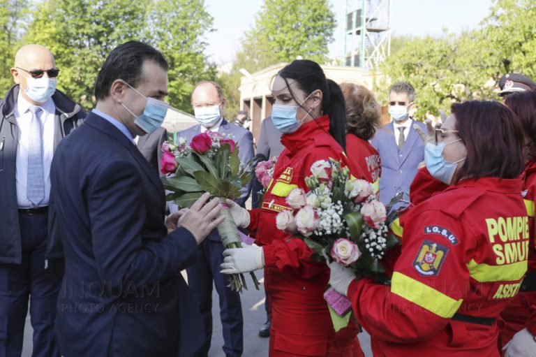 Turkeys and Dollars. Romanian volunteer medics hand back 1,000-dollar thank you gift to Moldovan mayor
