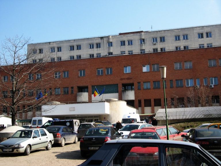 Zeci de pacienți au așteptat la coadă în curtea Institutului Oncologic Fundeni, pentru consultații sau pentru tratament