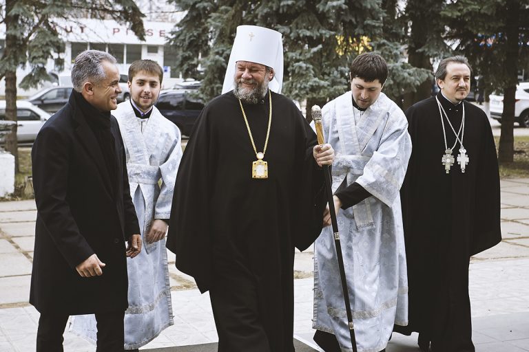 Mitropolia Moldovei (Patriarhia Rusă) cere Guvernului de la Chișinău ca vaccinarea anti-coronavirus să fie opțională. Invocă teorii ale conspirației precum 5g și „sistemul antihristic mondial”