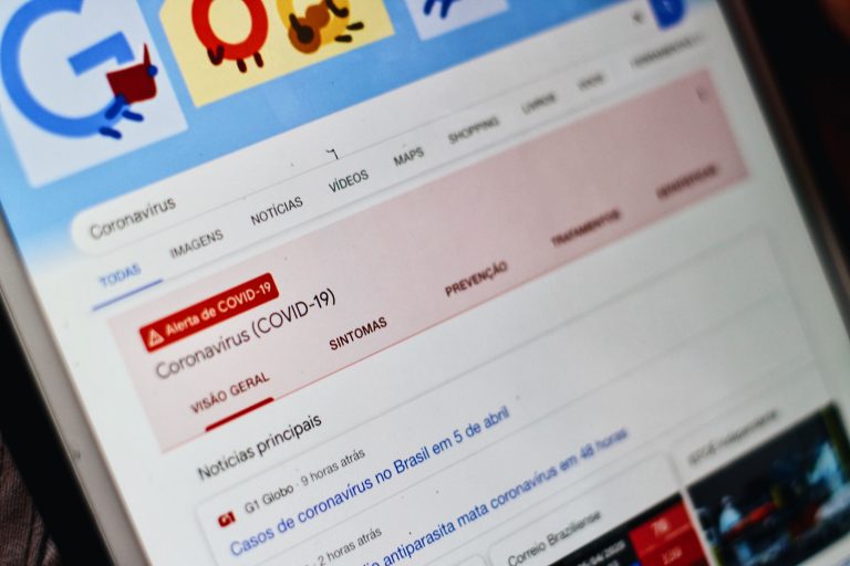 Apple şi Google au lansat tehnologia pentru urmărirea persoanelor infectate. De ce sunt nemulțumite unele guverne de acest proiect