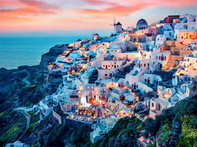 VIDEO  Cum se va face plajă în această vară în Santorini. Modelul ar putea fi adoptat și de alte țări