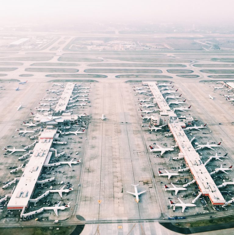Un aeroport din Spania a devenit o parcare uriașă pentru companiile aeriene care își trag pe linie moartă aeronavele din cauza pandemiei