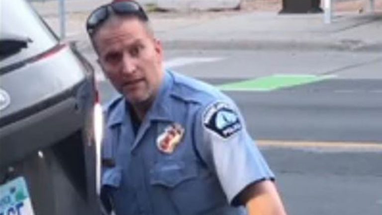 Polițistul din Minnesota care a provocat moartea lui George Floyd a fost arestat pentru omor prin imprudență
