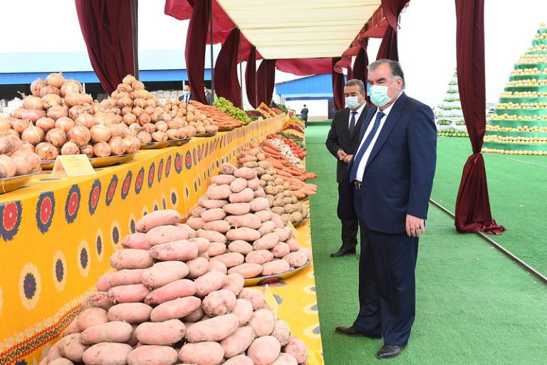 FOTO | Liderul Tadjikistanului, singur cuc la piață. Butaforie ceaușistă și distanțare socială extremă